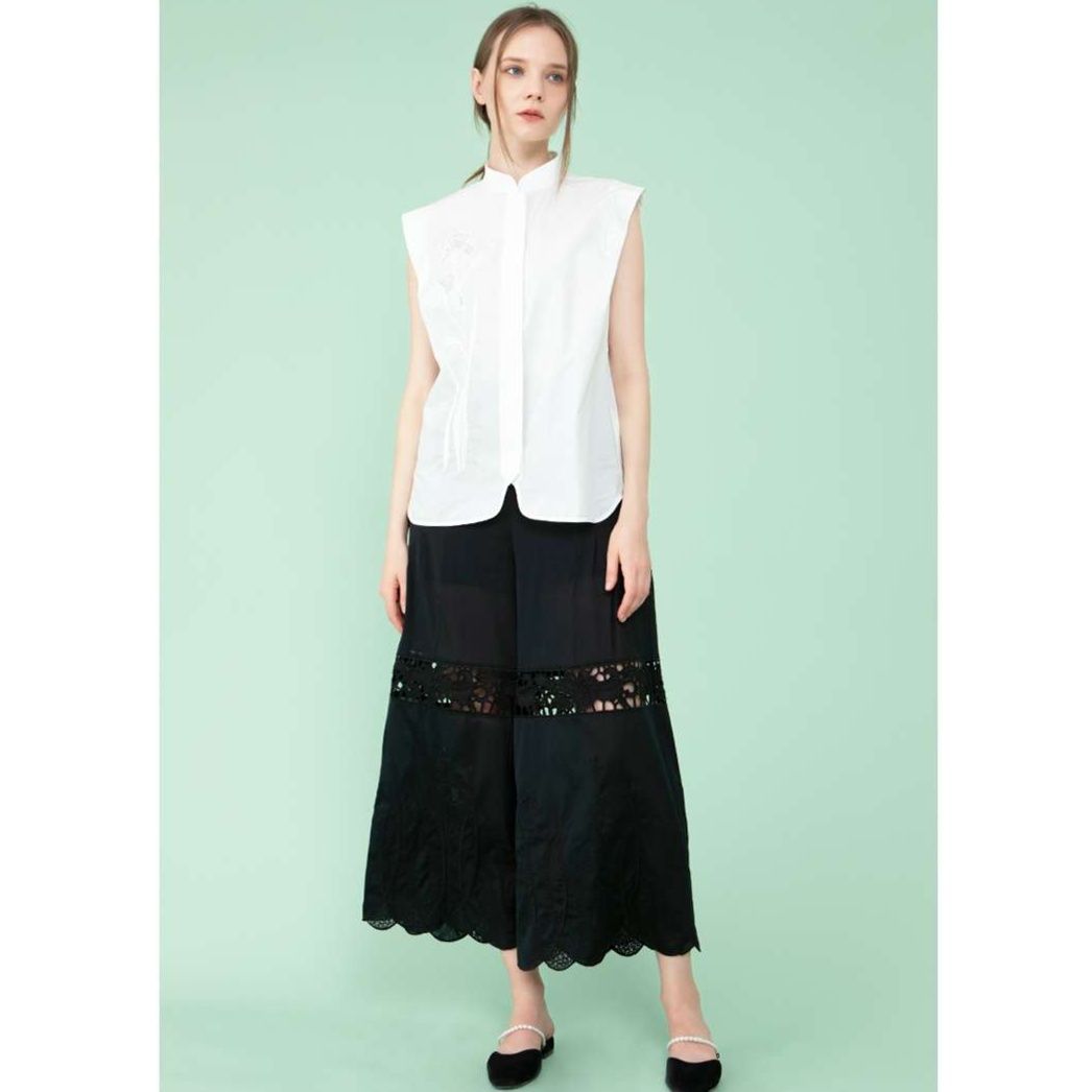 白シャツ　フラワー刺繍ノースリーブブラウス