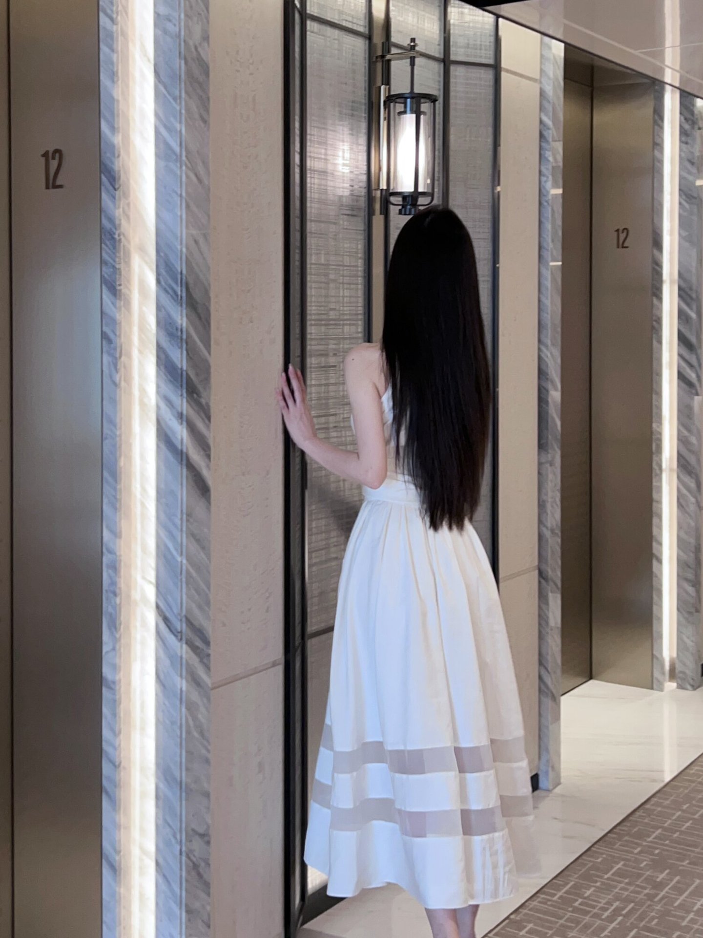 白シャツ 襟付きノースリーブベルト付きワンピース・ドレス