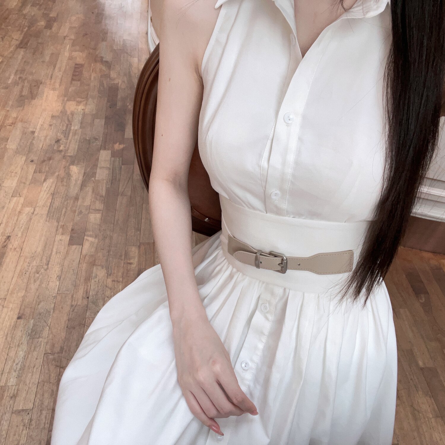 白シャツ 襟付きノースリーブベルト付きワンピース・ドレス