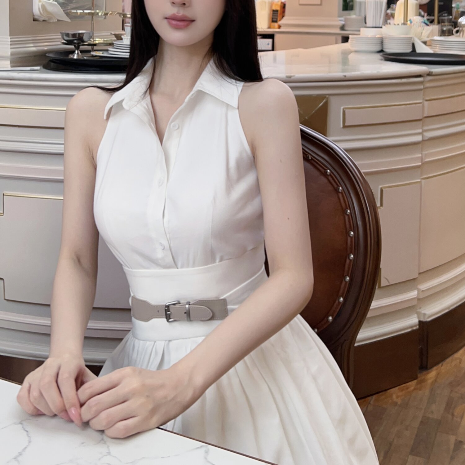白シャツ 襟付きノースリーブベルト付きワンピース・ドレス