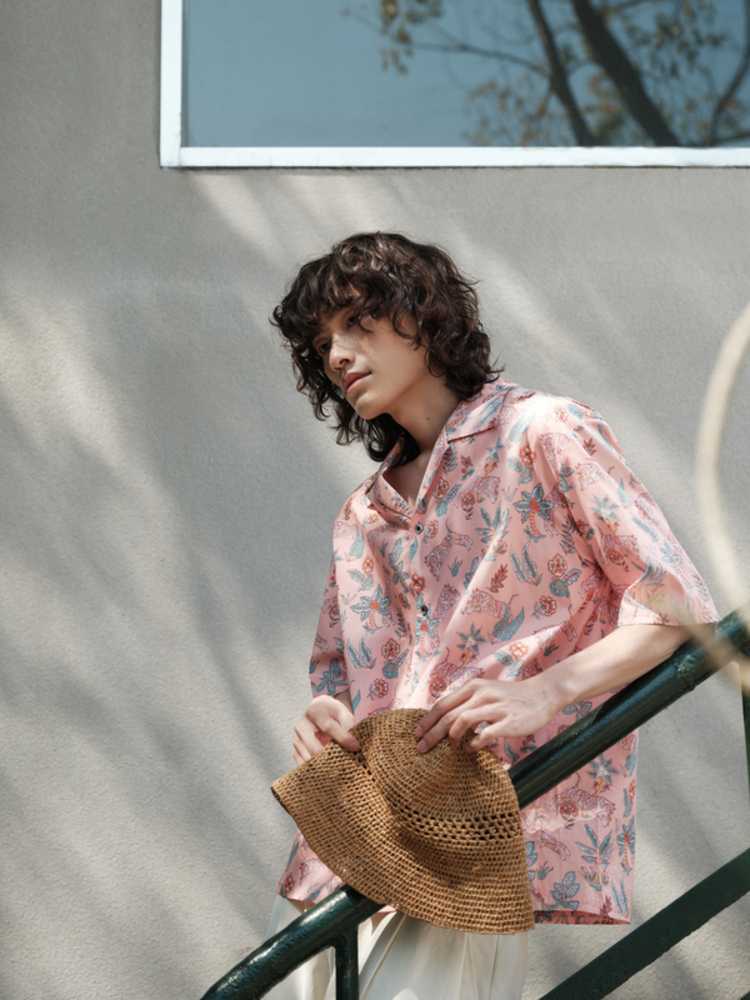 男性の印象を変える！ピンク柄シャツで作るメンズの新しい魅力5選