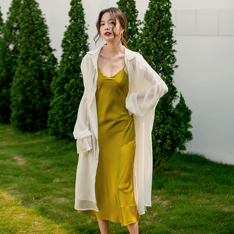 シャツワンピース 透け感が美しいシアー素材のロング丈シャツワンピース