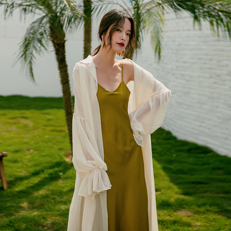 シャツワンピース 透け感が美しいシアー素材のロング丈シャツワンピース