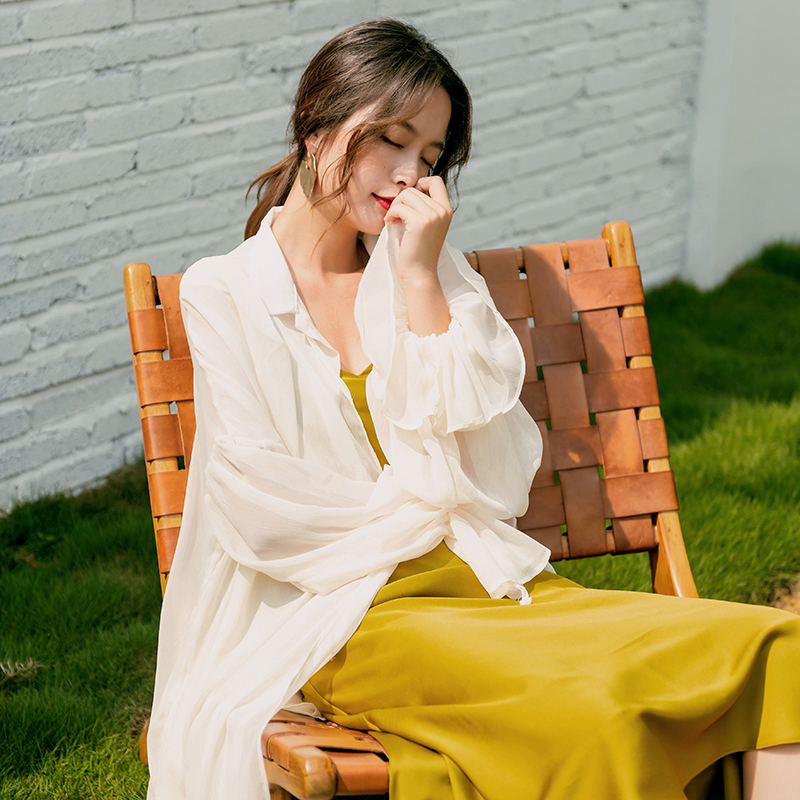 シャツワンピース 透け感が美しいシアー素材のロング丈シャツワンピース