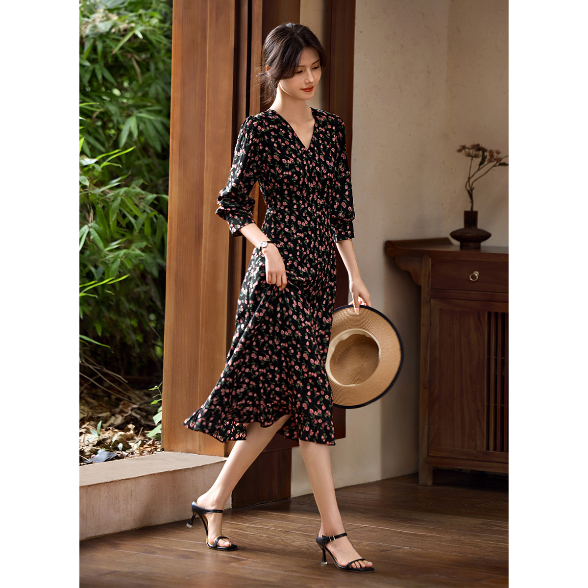 シャツワンピース 小花柄ブイネック裾フリル七分袖シャツワンピース