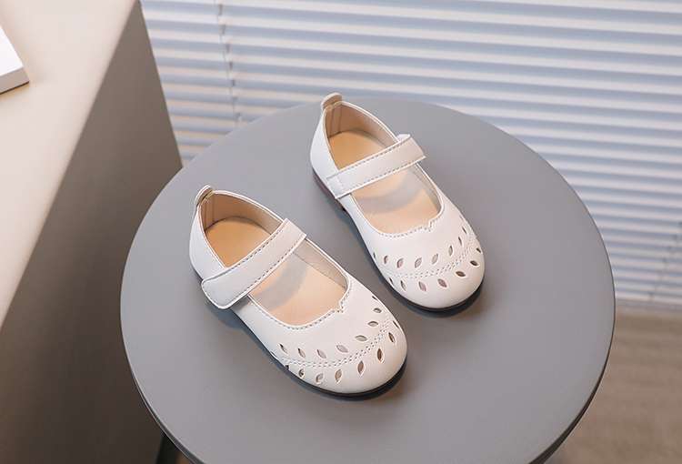 ファーストシューズ やわらか素材のかわいい歩行靴