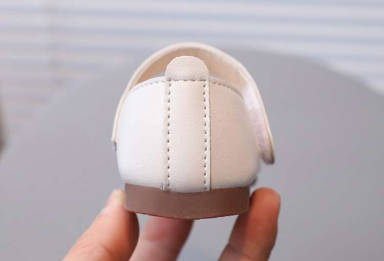 ファーストシューズ やわらか素材のかわいい歩行靴