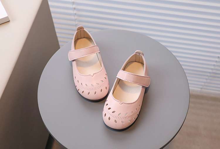ファーストシューズ やわらか素材のかわいい歩行靴
