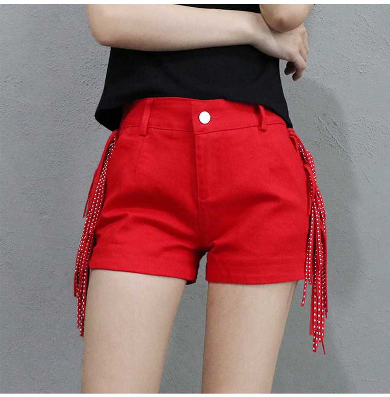 赤いショートパンツで情熱的な夏を演出！華やかさと洗練を兼ね備えたアイテム5選