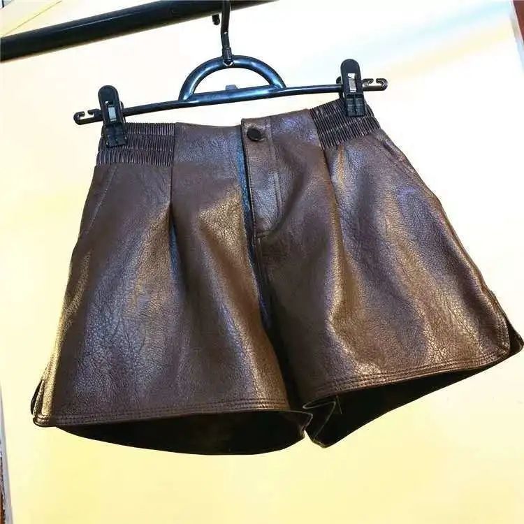 フレアデザイン合皮ショートパンツ