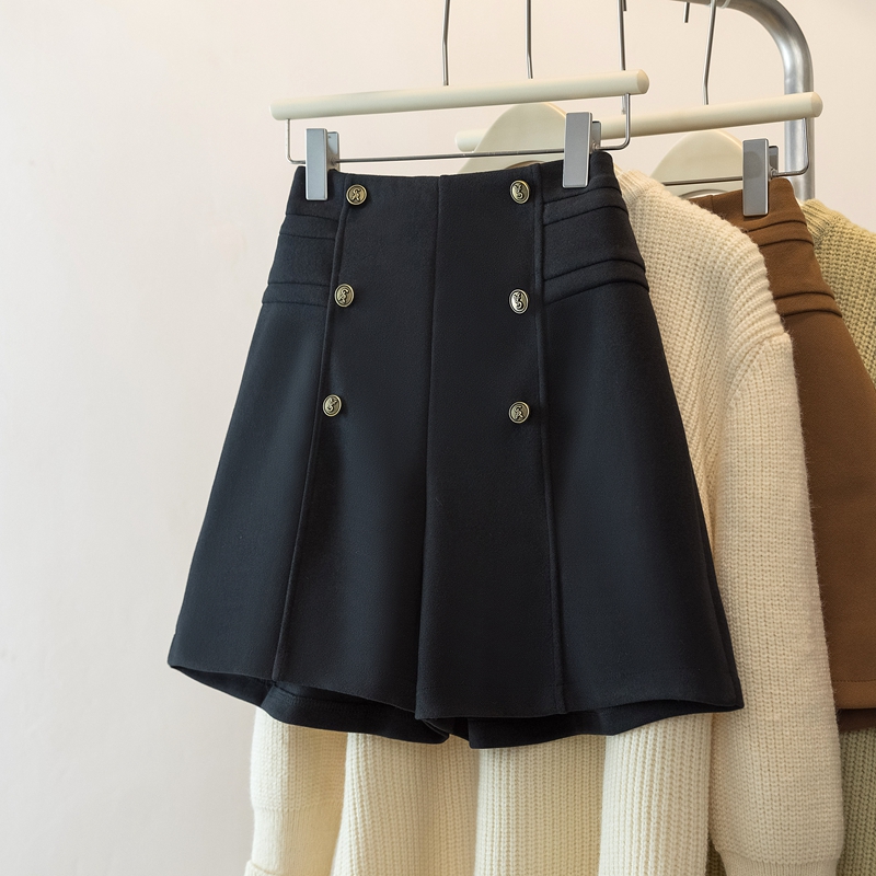 フロントボタン飾り プリーツショートパンツ