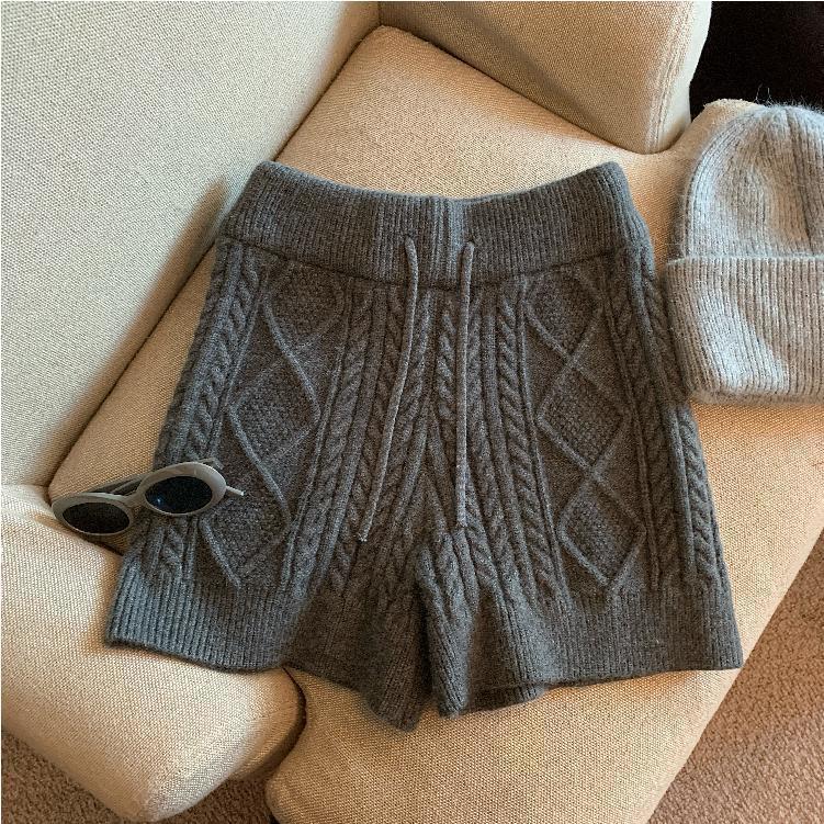 ケーブル編みニットショートパンツ