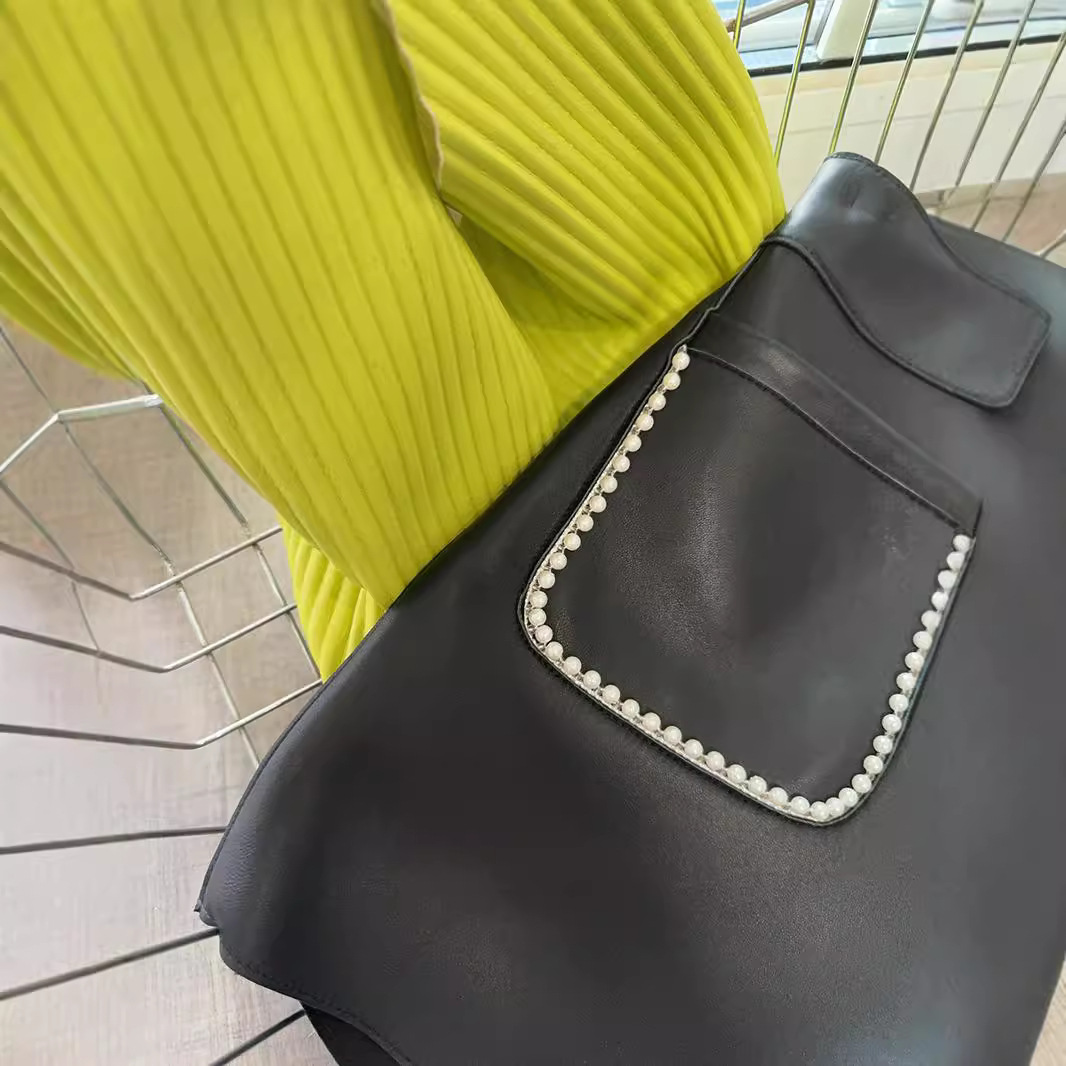 パール飾り付きレザーショートパンツ