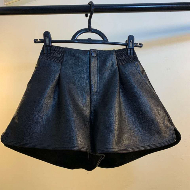 フレアデザイン合皮ショートパンツ