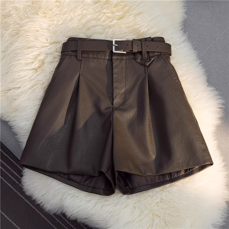 プリーツベルト付きレザー調ショートパンツ