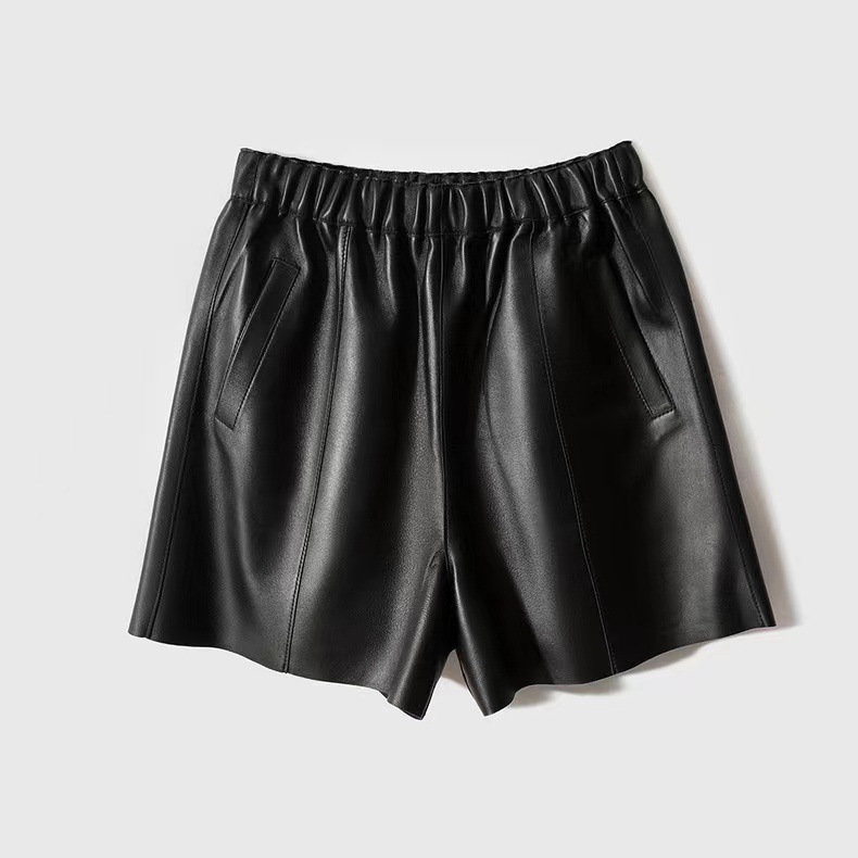 シンプル革調プリーツショートパンツ
