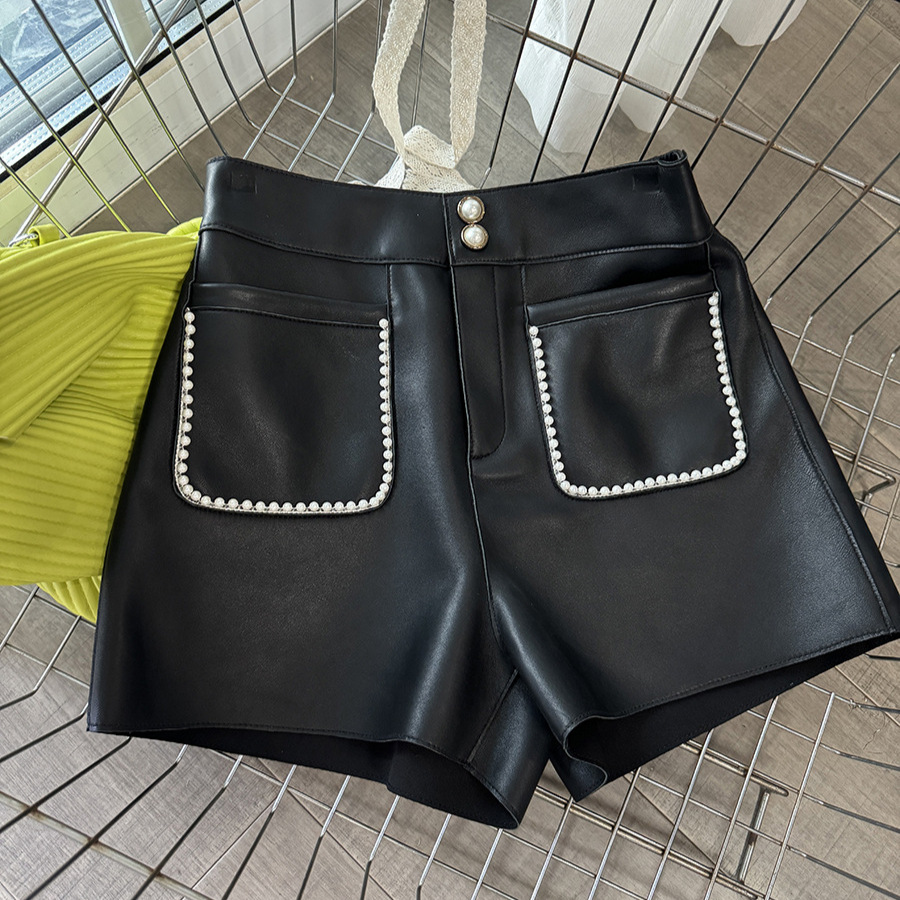 パール飾り付きレザーショートパンツ