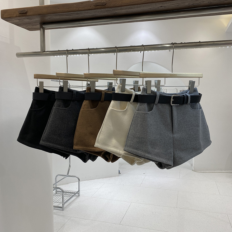 ウール混ベルト付きハイウエストショートパンツ