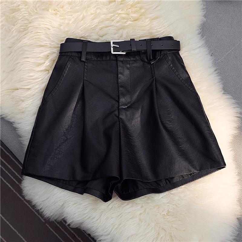 プリーツベルト付きレザー調ショートパンツ