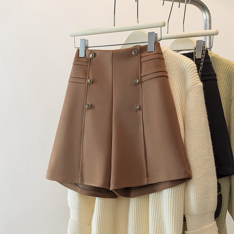 フロントボタン飾り プリーツショートパンツ