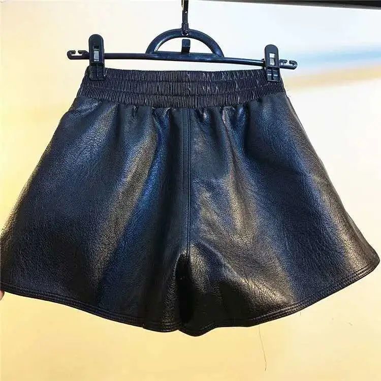 フレアデザイン合皮ショートパンツ