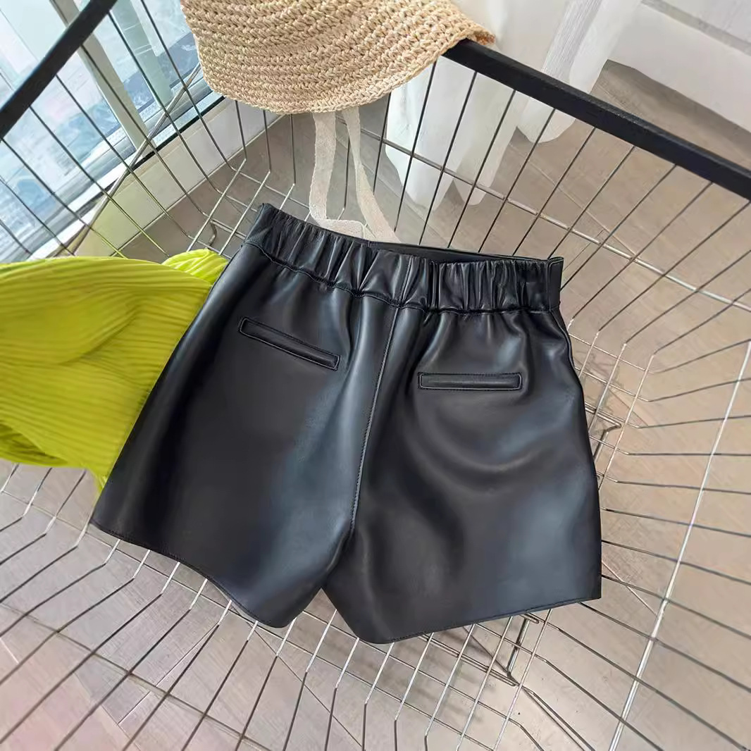 パール飾り付きレザーショートパンツ