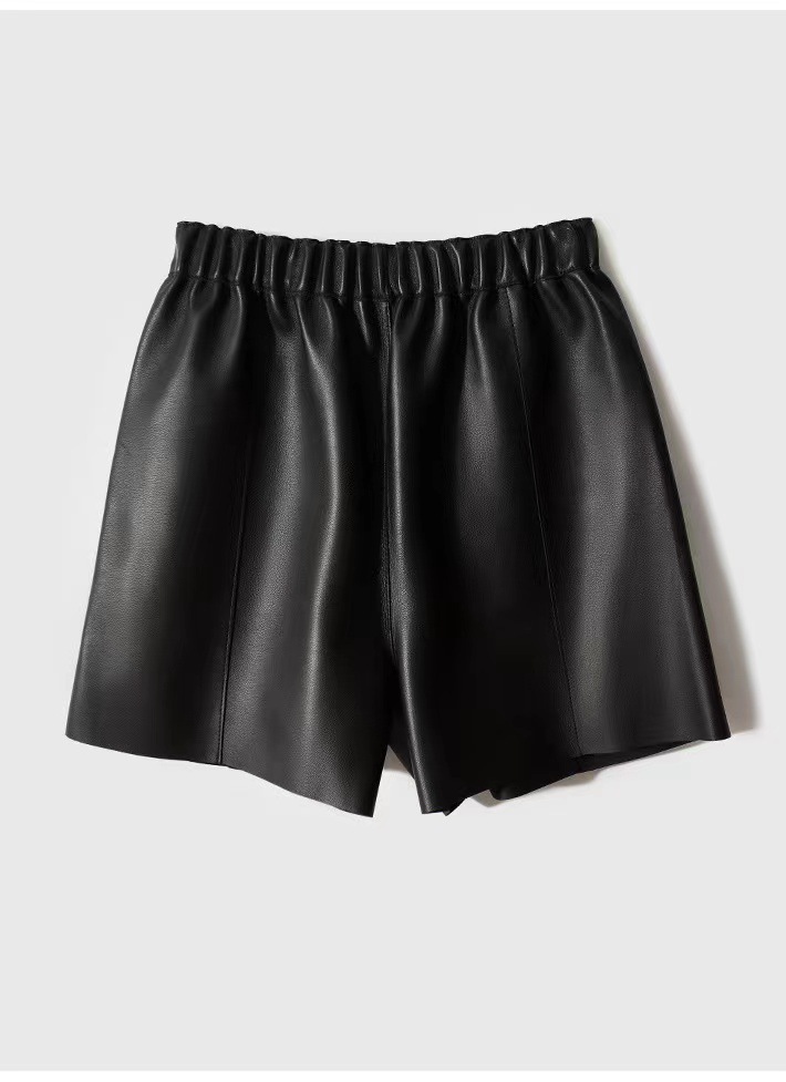 シンプル革調プリーツショートパンツ