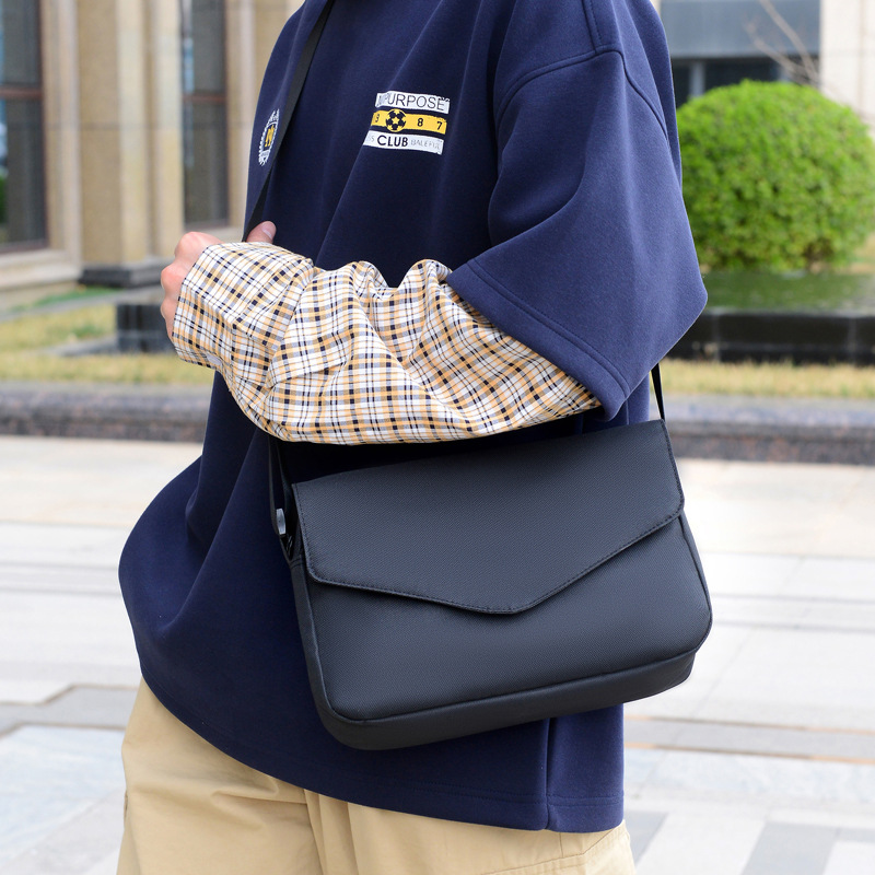 ショルダーバッグメンズ シンプル三角フラップミニショルダー