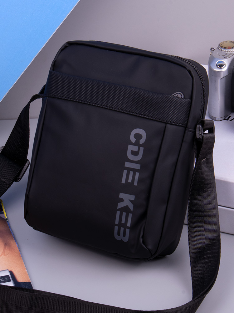ショルダーバッグメンズ スタイリッシュミニショルダー 縦型