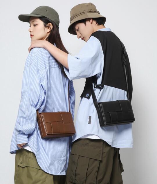 メンズショルダーバッグ ミニ斜めがけ合皮編み込みデザイン