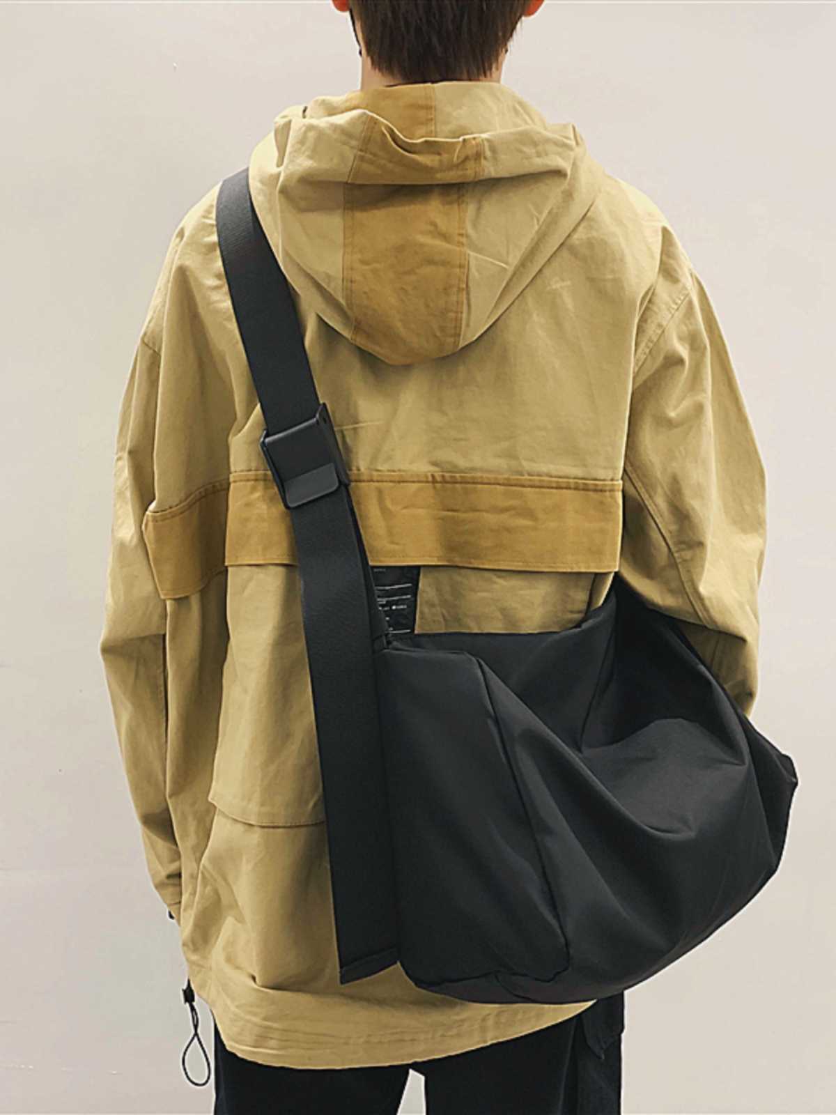 荷物がたっぷり入って毎日が楽になる！マチが広いメンズショルダーバッグおすすめ10選