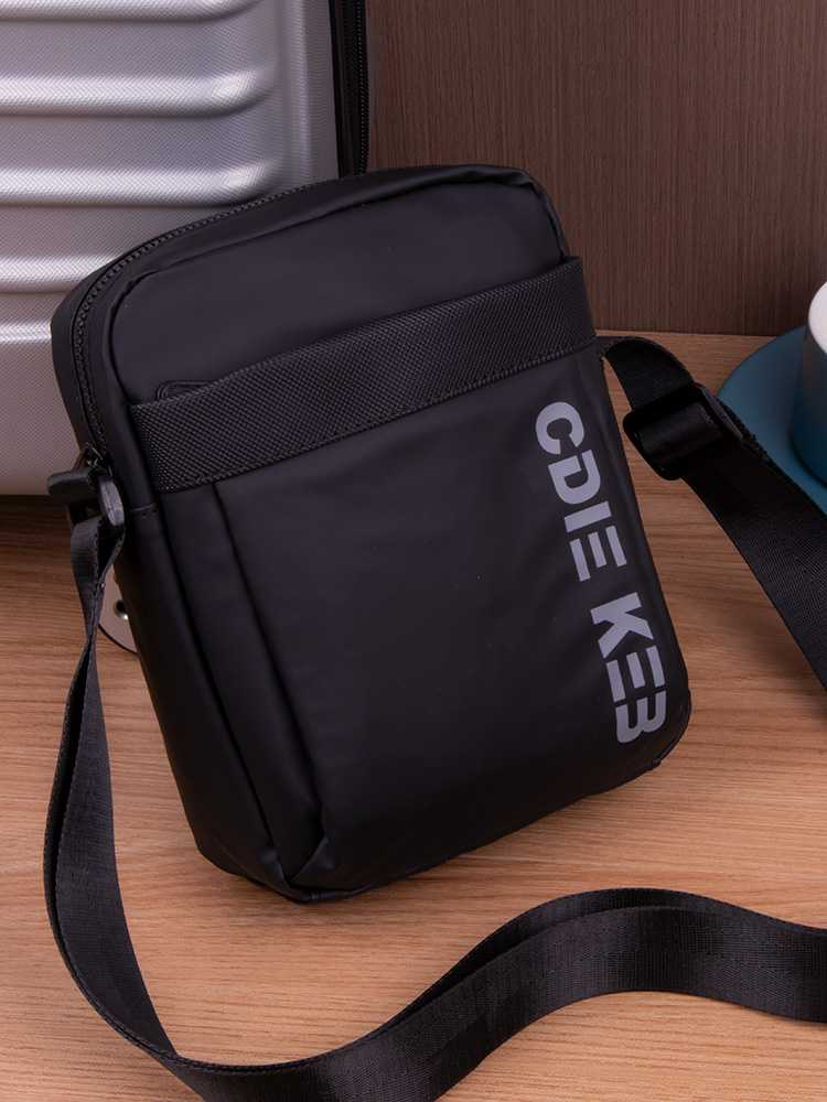 縦型でスマートに決まる！必要な物だけ持って身軽にお出かけできるメンズミニショルダーバッグおすすめ5選