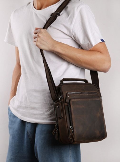 メンズショルダーバッグ 多機能ポケット付き合皮縦型ショルダーバッグ