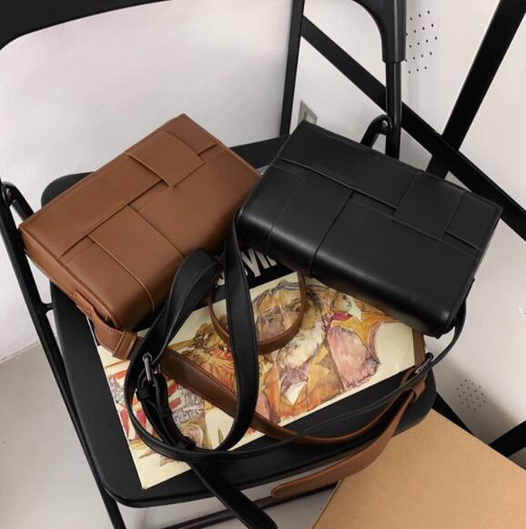 メンズショルダーバッグ ミニ斜めがけ合皮編み込みデザイン