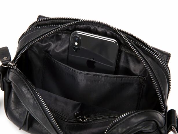 合成皮革メンズショルダーバッグ斜めがけサコッシュ