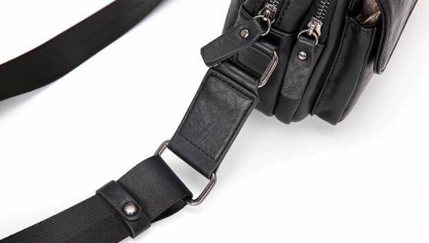 合成皮革メンズショルダーバッグ斜めがけサコッシュ
