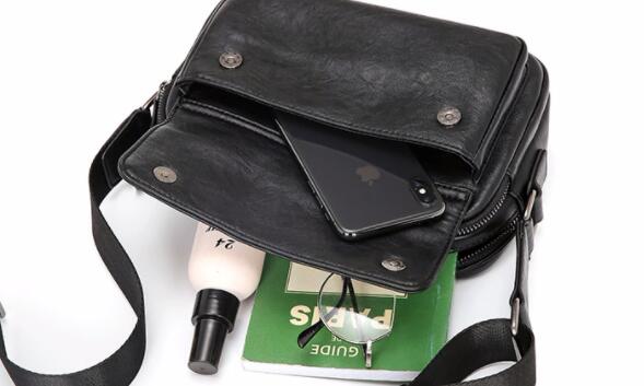 合成皮革メンズショルダーバッグ斜めがけサコッシュ