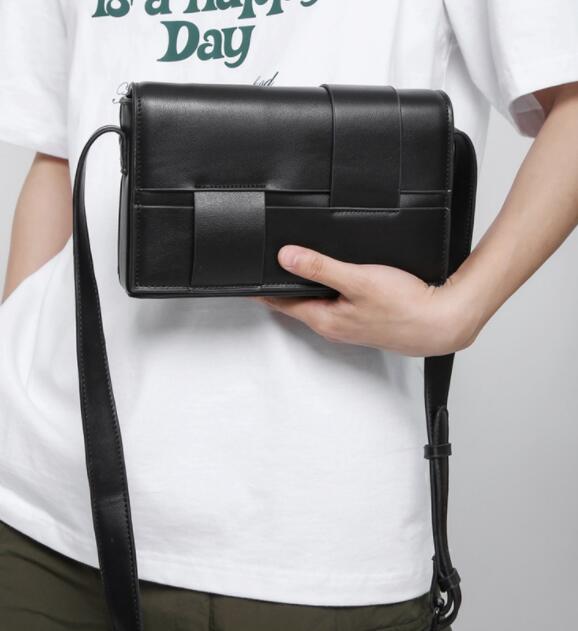 メンズショルダーバッグ ミニ斜めがけ合皮編み込みデザイン