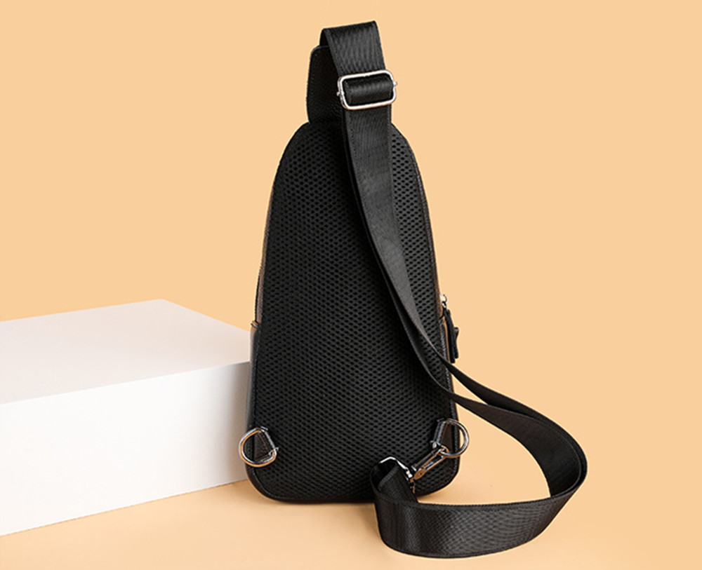 本革ボディバッグ 黒 メンズショルダーバッグ 上品