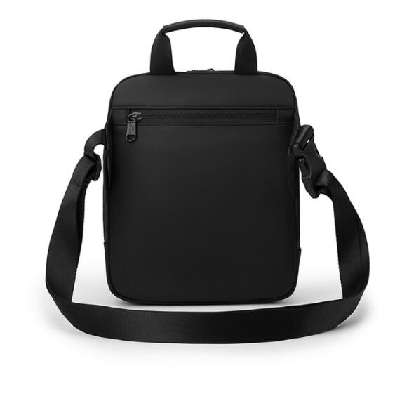 メンズショルダーバッグ 斜めがけ 撥水加工 多機能