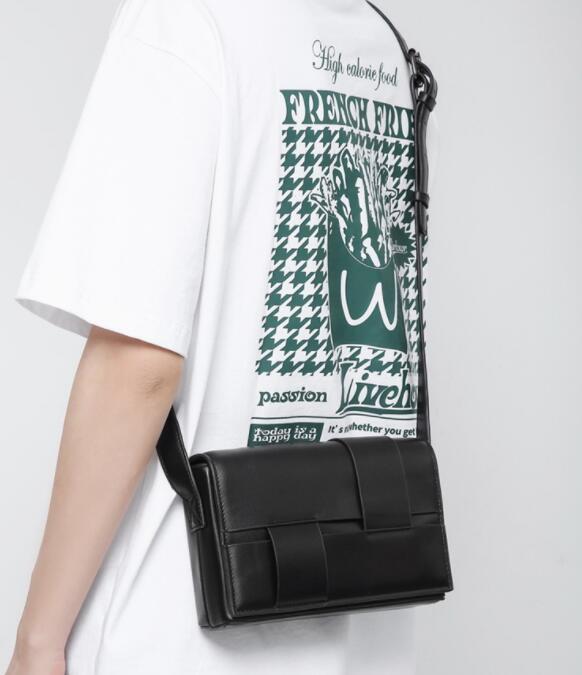 メンズショルダーバッグ ミニ斜めがけ合皮編み込みデザイン