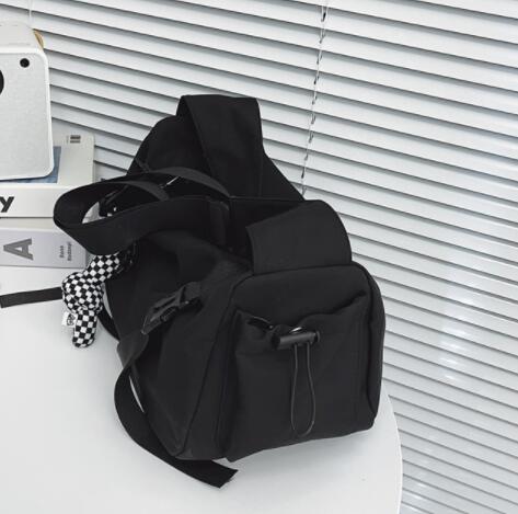 メンズショルダーバッグ 大容量撥水ナイロン斜め掛け 大きめ