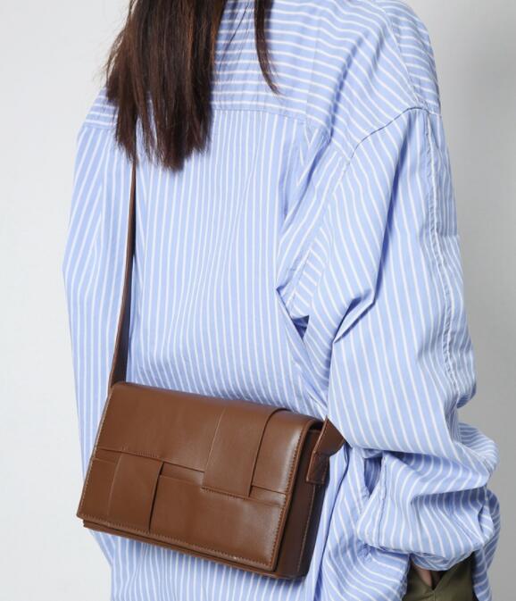 メンズショルダーバッグ ミニ斜めがけ合皮編み込みデザイン