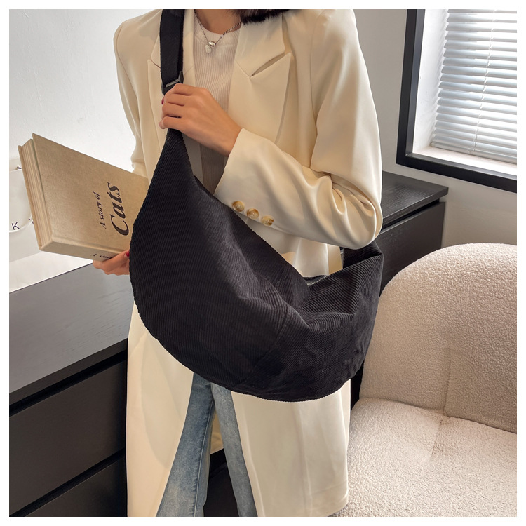 ショルダーバッグメンズ 三日月型コーデュロイショルダーバッグ大容量カーキ