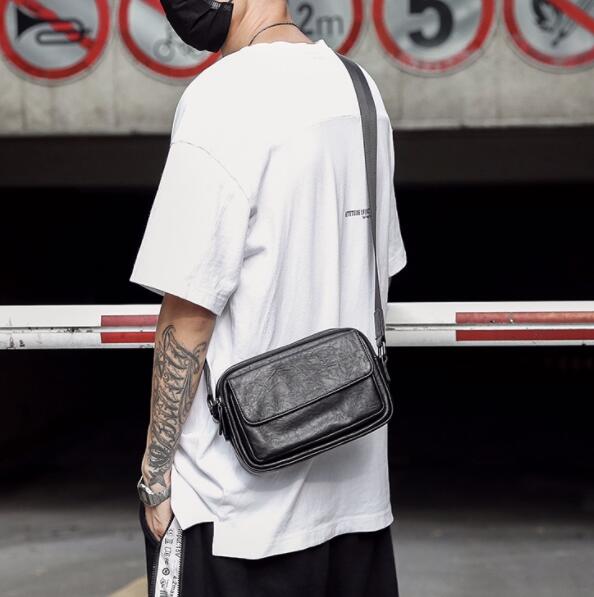 合成皮革メンズショルダーバッグ斜めがけサコッシュ