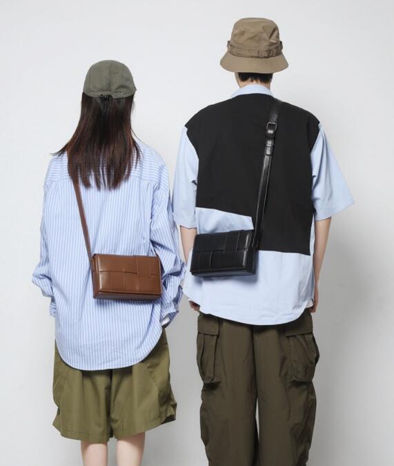 メンズショルダーバッグ ミニ斜めがけ合皮編み込みデザイン