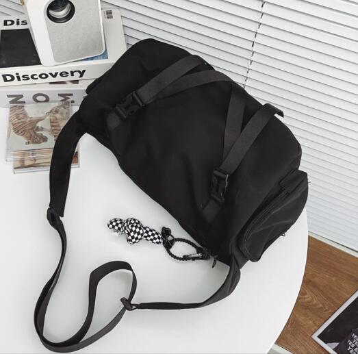 メンズショルダーバッグ 大容量撥水ナイロン斜め掛け 大きめ