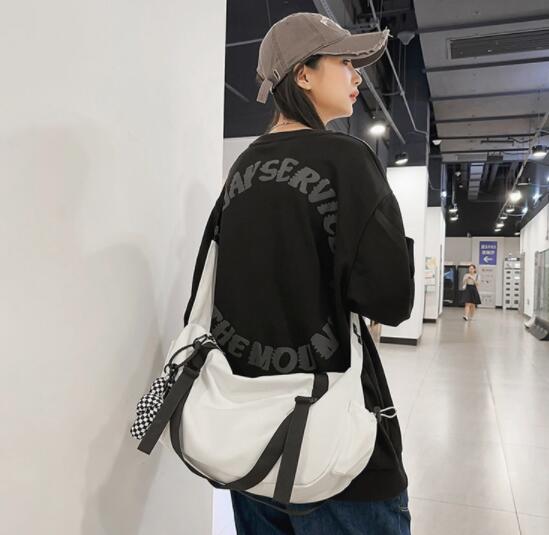 メンズショルダーバッグ 大容量撥水ナイロン斜め掛け 大きめ