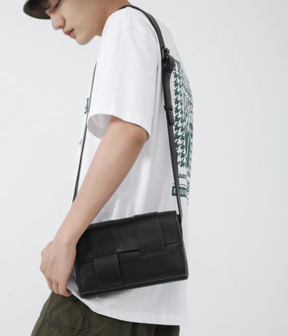 メンズショルダーバッグ ミニ斜めがけ合皮編み込みデザイン