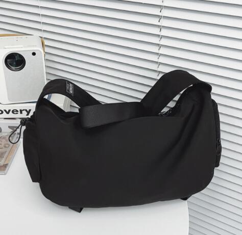 メンズショルダーバッグ 大容量撥水ナイロン斜め掛け 大きめ